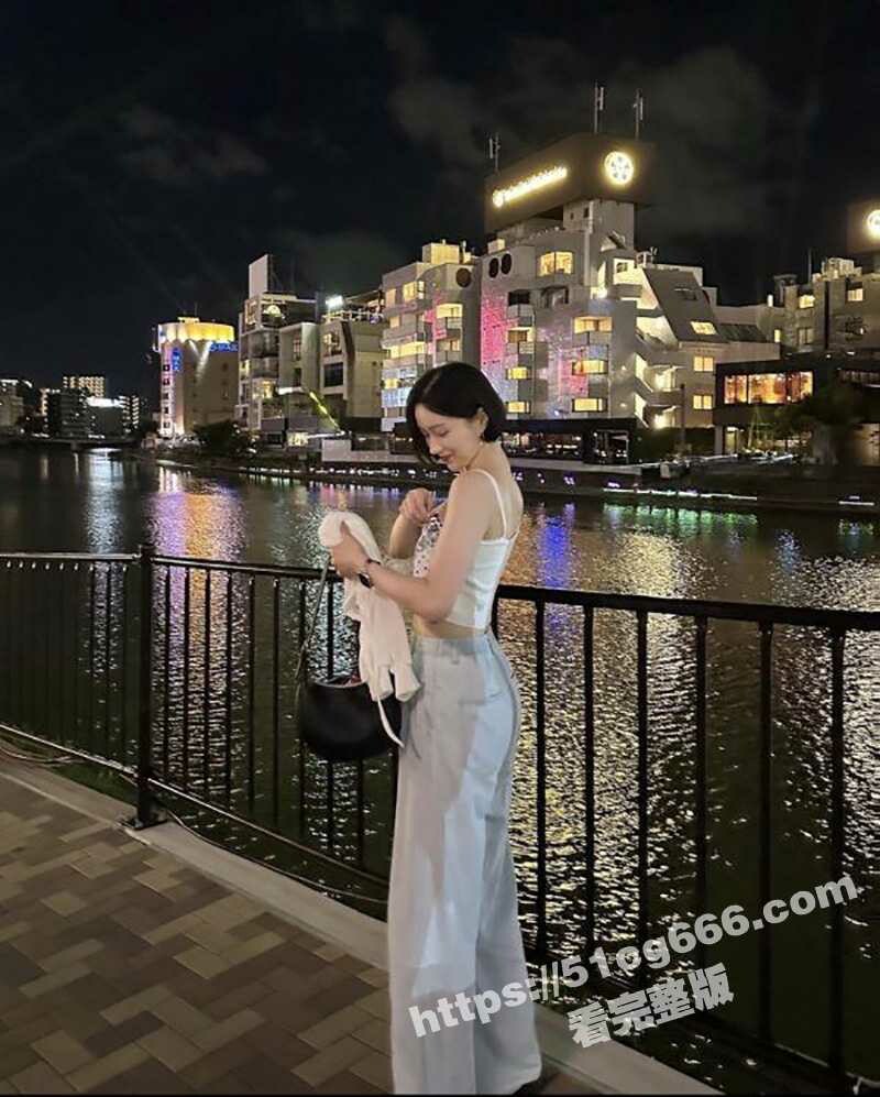 yJe4n - 气质空姐和男友 1 对 1 视频分手后被泄露流出！与前男友两人隔着萤幕一起自慰 一起高潮！