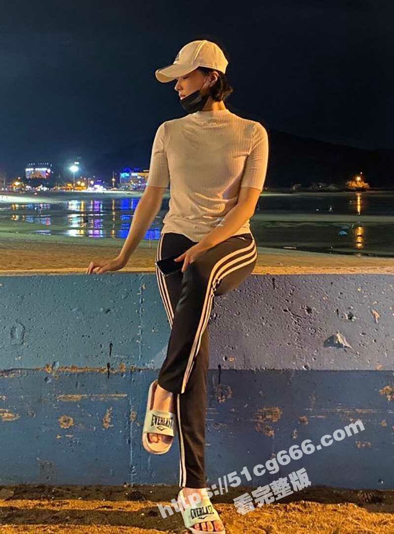 yJpbQ - 气质空姐和男友 1 对 1 视频分手后被泄露流出！与前男友两人隔着萤幕一起自慰 一起高潮！